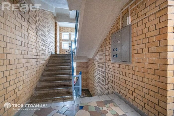 «Контингент тут живет непростой». Нашли элитный ЖК из 90-х на берегу Слепянского канала