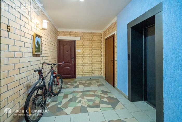 «Контингент тут живет непростой». Нашли элитный ЖК из 90-х на берегу Слепянского канала