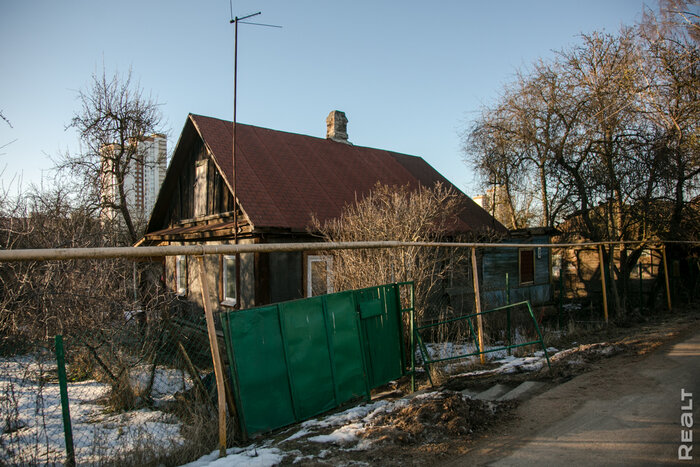 "Когда поднимали полы - находили сабли". Как живут люди в столетних домах на полуострове в Серебрянке