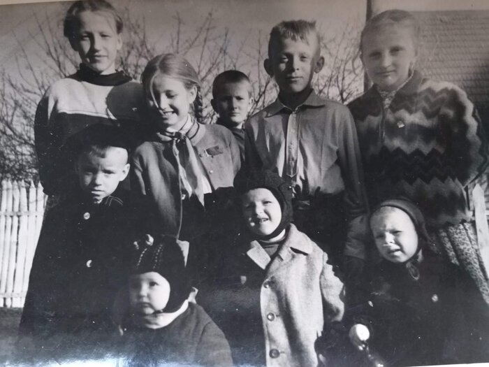 "Когда поднимали полы - находили сабли". Как живут люди в столетних домах на полуострове в Серебрянке