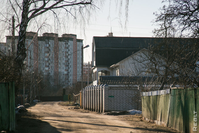 "Когда поднимали полы - находили сабли". Как живут люди в столетних домах на полуострове в Серебрянке