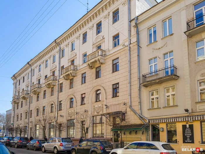 Смотрим, сколько стоят квартиры в доме с видом на Купаловский и Администрацию президента. Тут жили знаменитые писатели