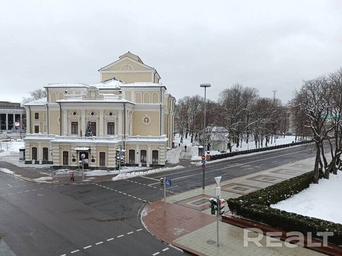 Смотрим, сколько стоят квартиры в доме с видом на Купаловский и Администрацию президента. Тут жили знаменитые писатели