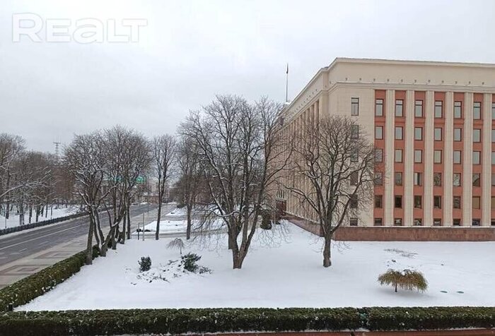 Смотрим, сколько стоят квартиры в доме с видом на Купаловский и Администрацию президента. Тут жили знаменитые писатели