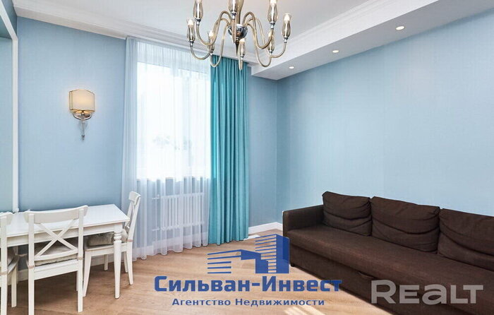 Смотрим, сколько стоят квартиры в доме с видом на Купаловский и Администрацию президента. Тут жили знаменитые писатели
