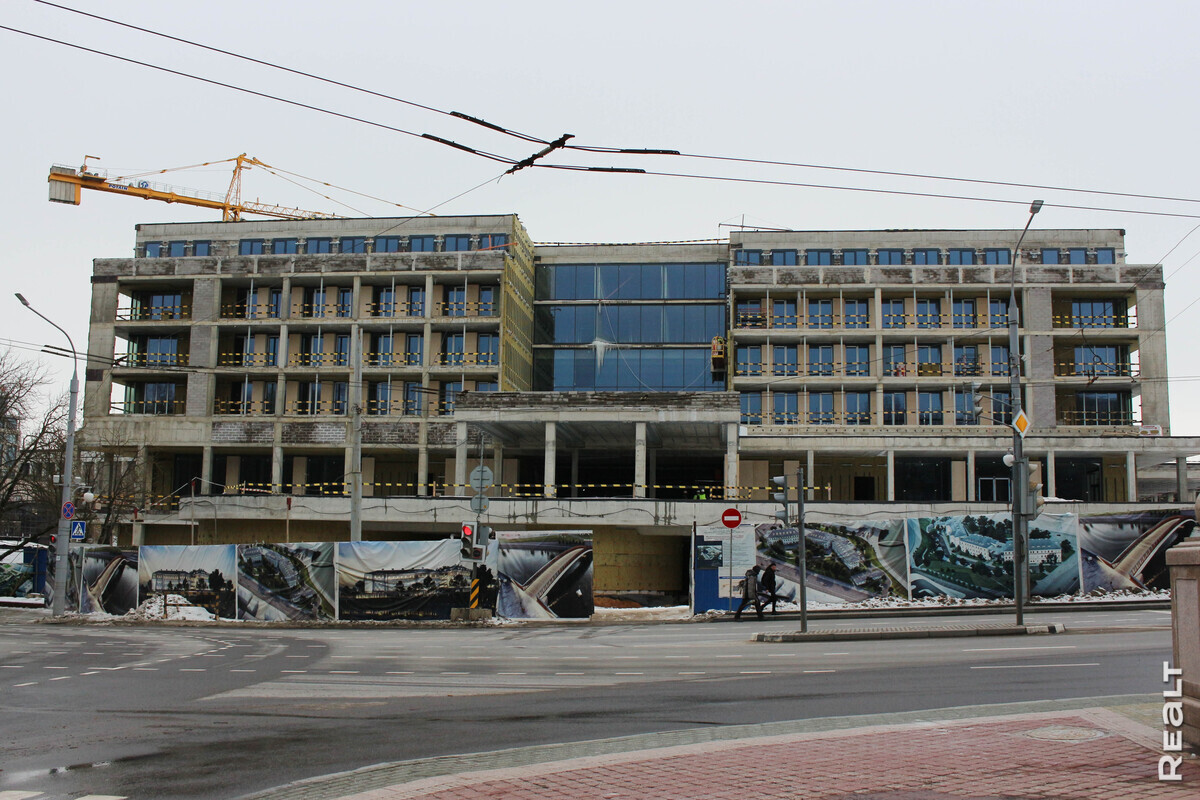 Уже появилось остекление. Посмотрели как сейчас выглядят арабский комплекс в центре Минска
