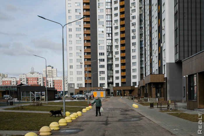 «До ночи окна держим закрытыми, а то не уснешь». Прогулялись по ЖК "Айрона" у метро «Петровщина»