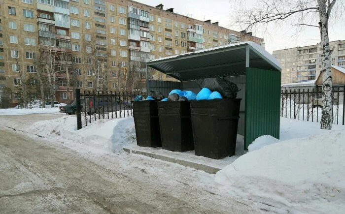 «Соседи сливают сюда непонятную жижу». Спросили у минчан, как им живется возле мусоропроводов