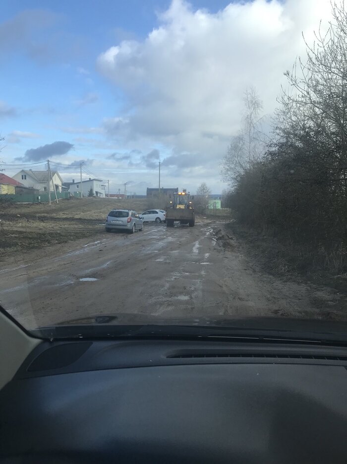 "Она стала похожа на танковый полигон". Жители Ратомки показали, во что превратилась их дорога