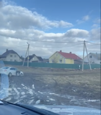 "Она стала похожа на танковый полигон". Жители Ратомки показали, во что превратилась их дорога