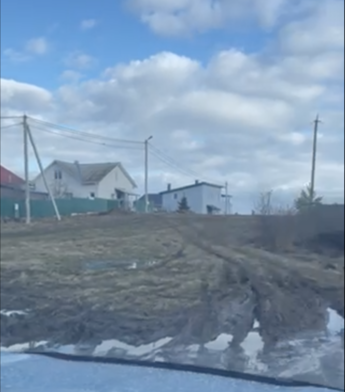 "Она стала похожа на танковый полигон". Жители Ратомки показали, во что превратилась их дорога