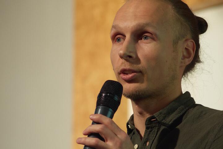 «Жена сказала: „Я не узнаю тебя“». Как бывший врач разозлился на обилие скидочных карт и создал приложение, которое решает эту проблему