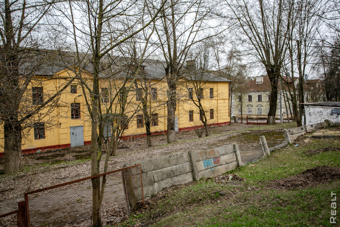 «Тракторным порой пахнет, но до Октябрьской можно пешком дойти». Побывали в новом ЖК с недорогим метром