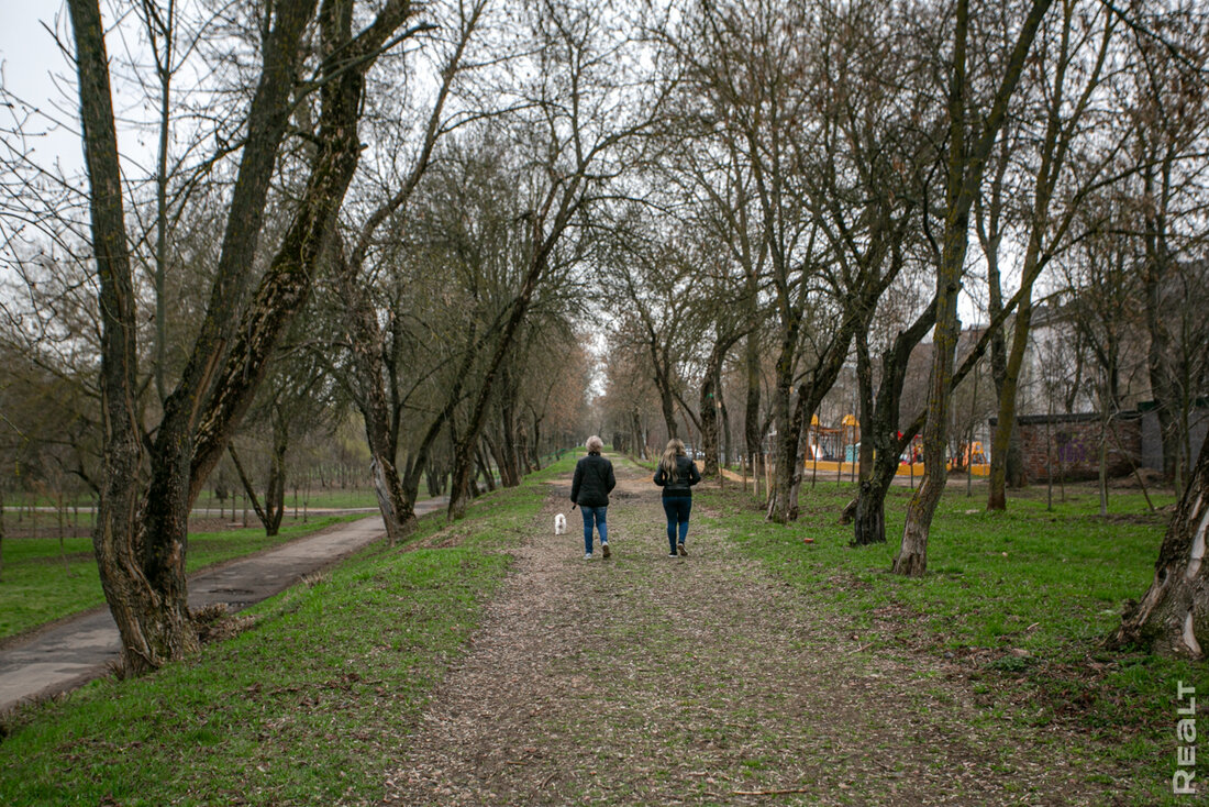«Тракторным порой пахнет, но до Октябрьской можно пешком дойти». Побывали в новом ЖК с недорогим метром