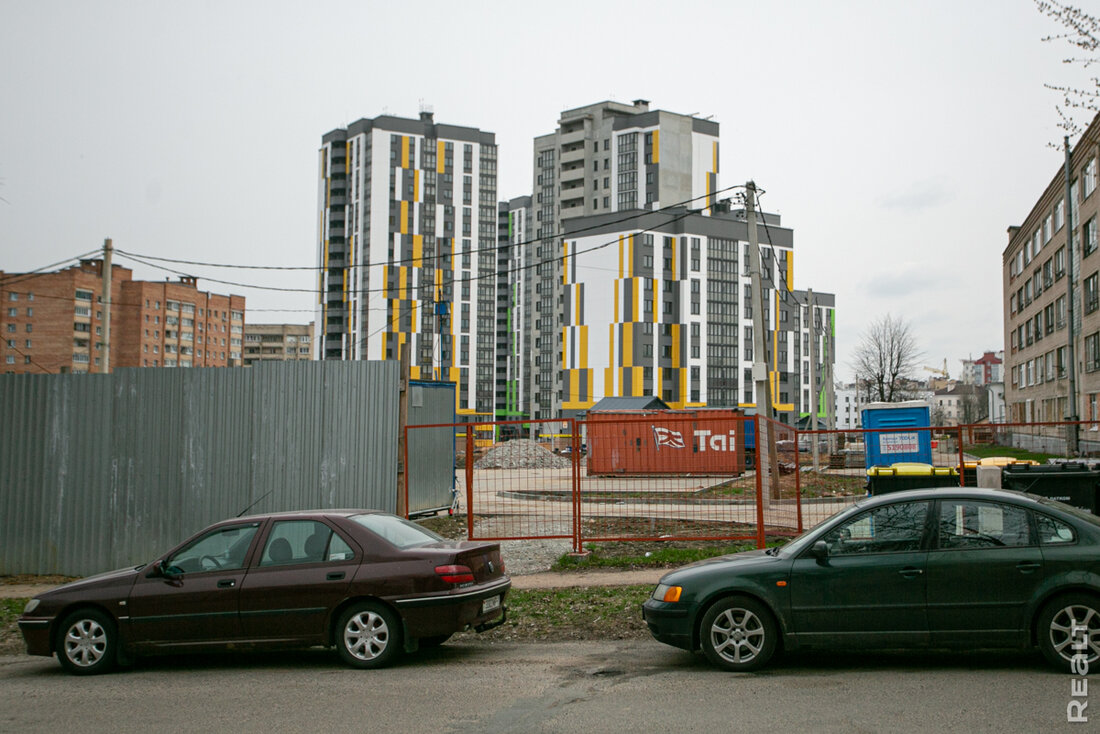 «Тракторным порой пахнет, но до Октябрьской можно пешком дойти». Побывали в новом ЖК с недорогим метром