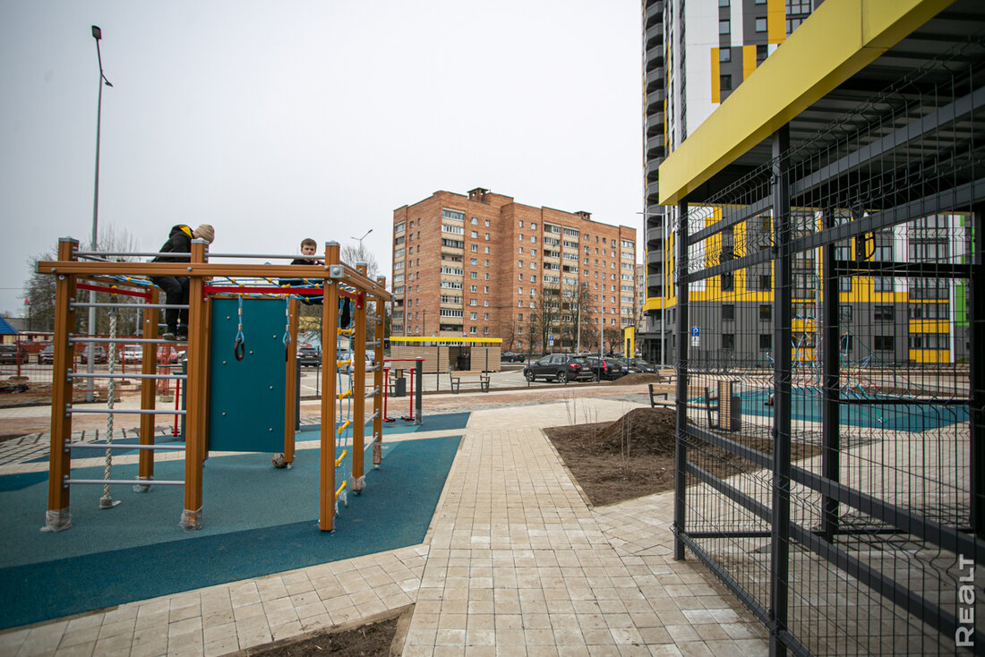 «Тракторным порой пахнет, но до Октябрьской можно пешком дойти». Побывали в новом ЖК с недорогим метром