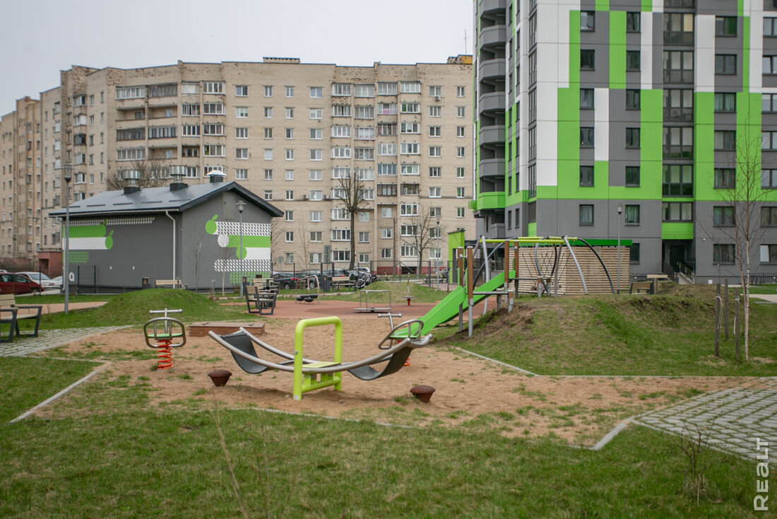 «Тракторным порой пахнет, но до Октябрьской можно пешком дойти». Побывали в новом ЖК с недорогим метром
