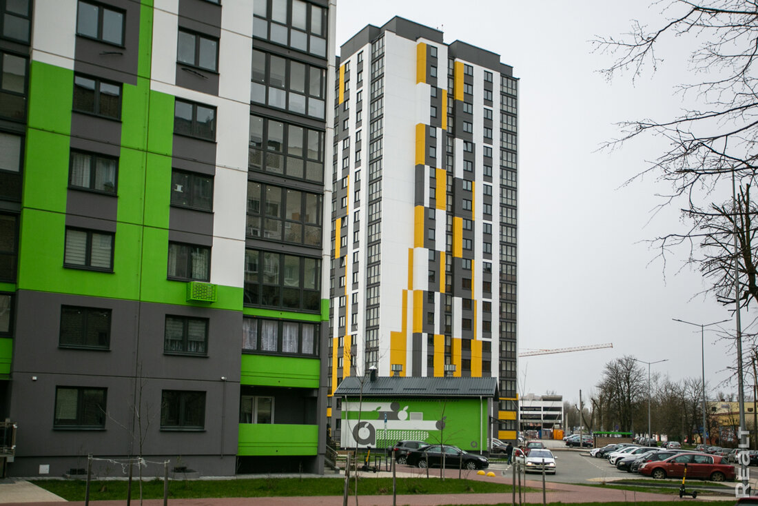 «Тракторным порой пахнет, но до Октябрьской можно пешком дойти». Побывали в новом ЖК с недорогим метром