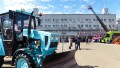 Губернатору Санкт-Петербурга Беглову подарили на МАЗе трактор «Ленинградец»