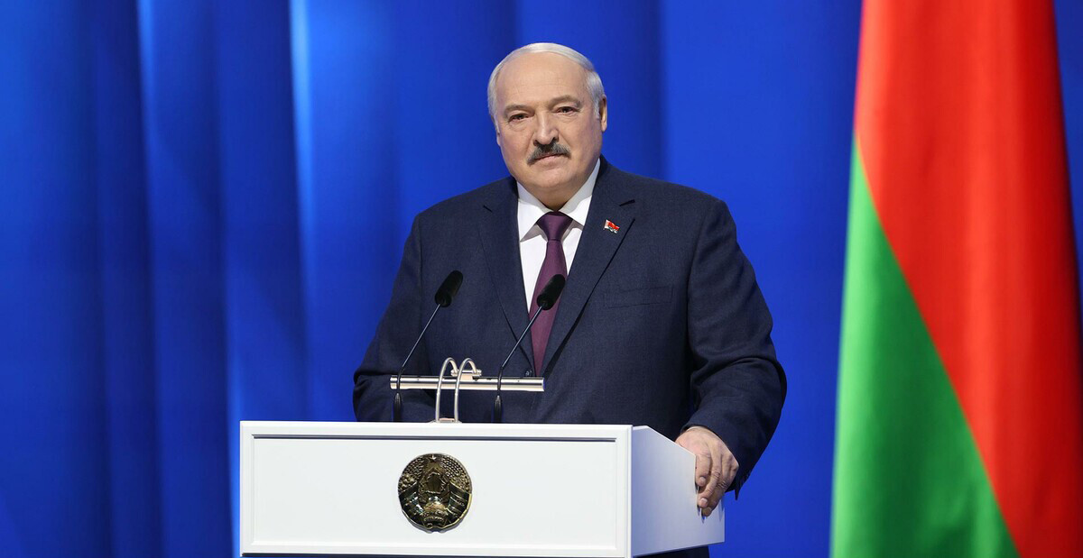Александр Лукашенко вручил госнаграды и почетные звания