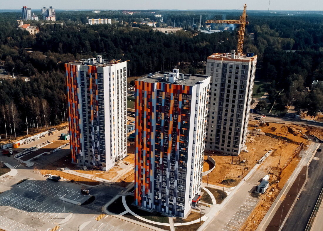 Вспомнили последний ЖК Чижа. Сколько сейчас стоит жилье в «мармеладных» высотках на окраине Минска?