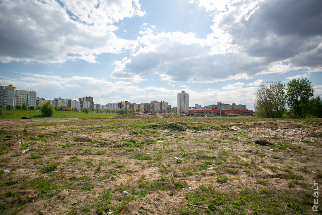 «Возле дома не хватает парковок, а во дворе − воздуха». Посмотрели на новые кварталы в Лошице