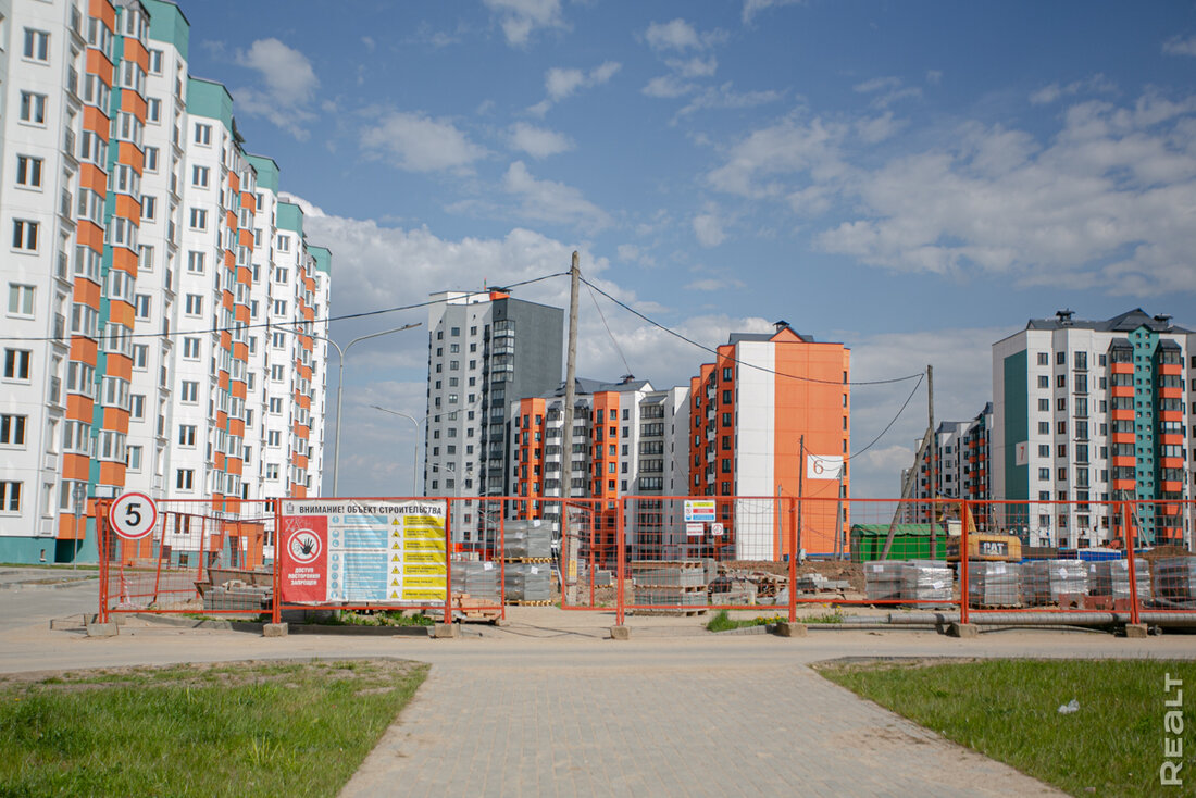 «Возле дома не хватает парковок, а во дворе − воздуха». Посмотрели на новые кварталы в Лошице