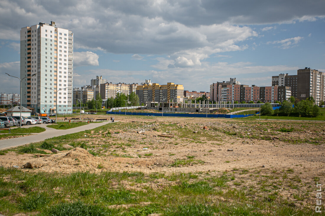 «Возле дома не хватает парковок, а во дворе − воздуха». Посмотрели на новые кварталы в Лошице