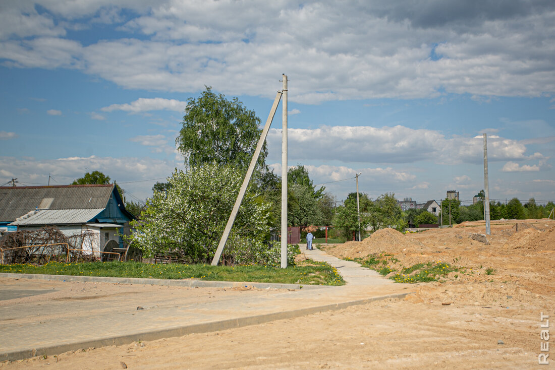 «Возле дома не хватает парковок, а во дворе − воздуха». Посмотрели на новые кварталы в Лошице