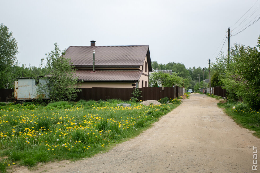 «Классная локация, живут в основном минчане». Побывали в популярном дачном поселке в Логойском направлении