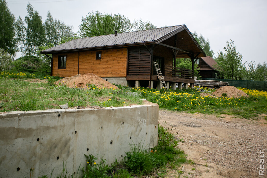 «Классная локация, живут в основном минчане». Побывали в популярном дачном поселке в Логойском направлении