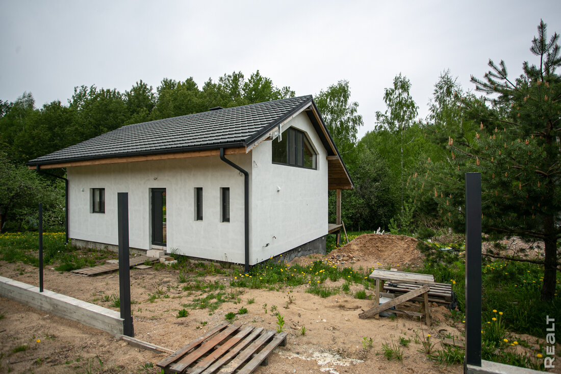 «Классная локация, живут в основном минчане». Побывали в популярном дачном поселке в Логойском направлении