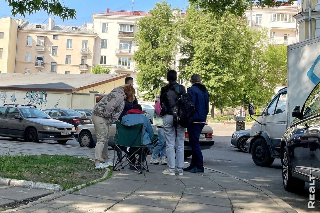 У дверей госзастройщика выстроилась очередь за квартирами за библиотекой. Некоторые дежурят с выходных