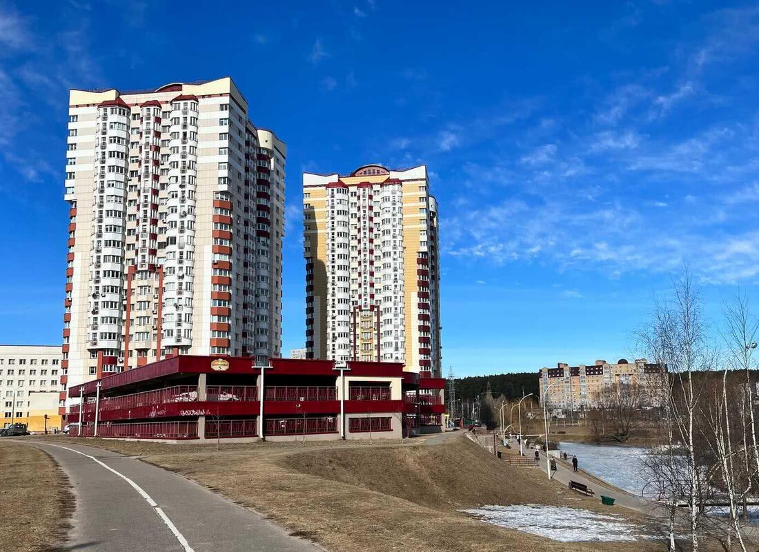 В Минске за долги продается трешка в хорошем доме. Этот жилой комплекс строился со скандалами