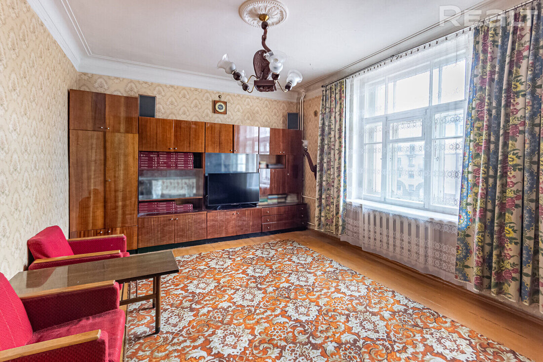 На площади Победы продают квартиру с нетронутым советским интерьером. Смотрите, как там внутри