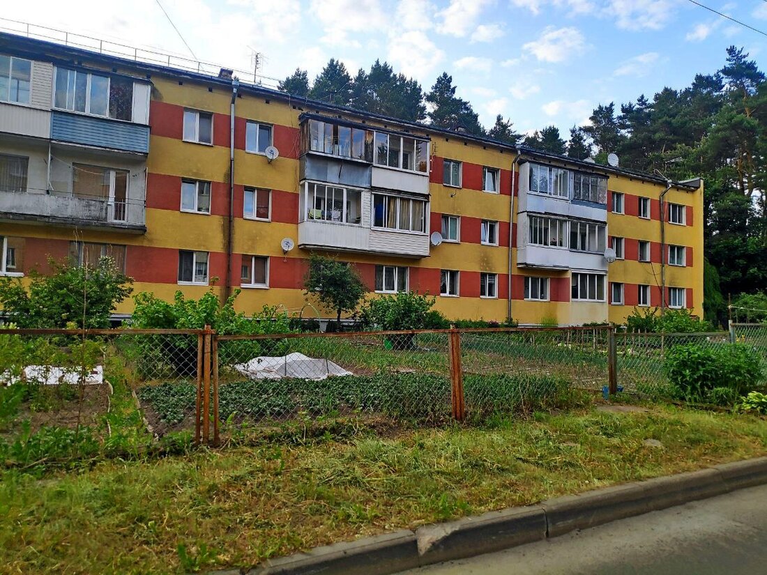 Вокруг домов – лес, а под окнами жильцы сажают огороды. Нашли необычный жилой квартал в Минске