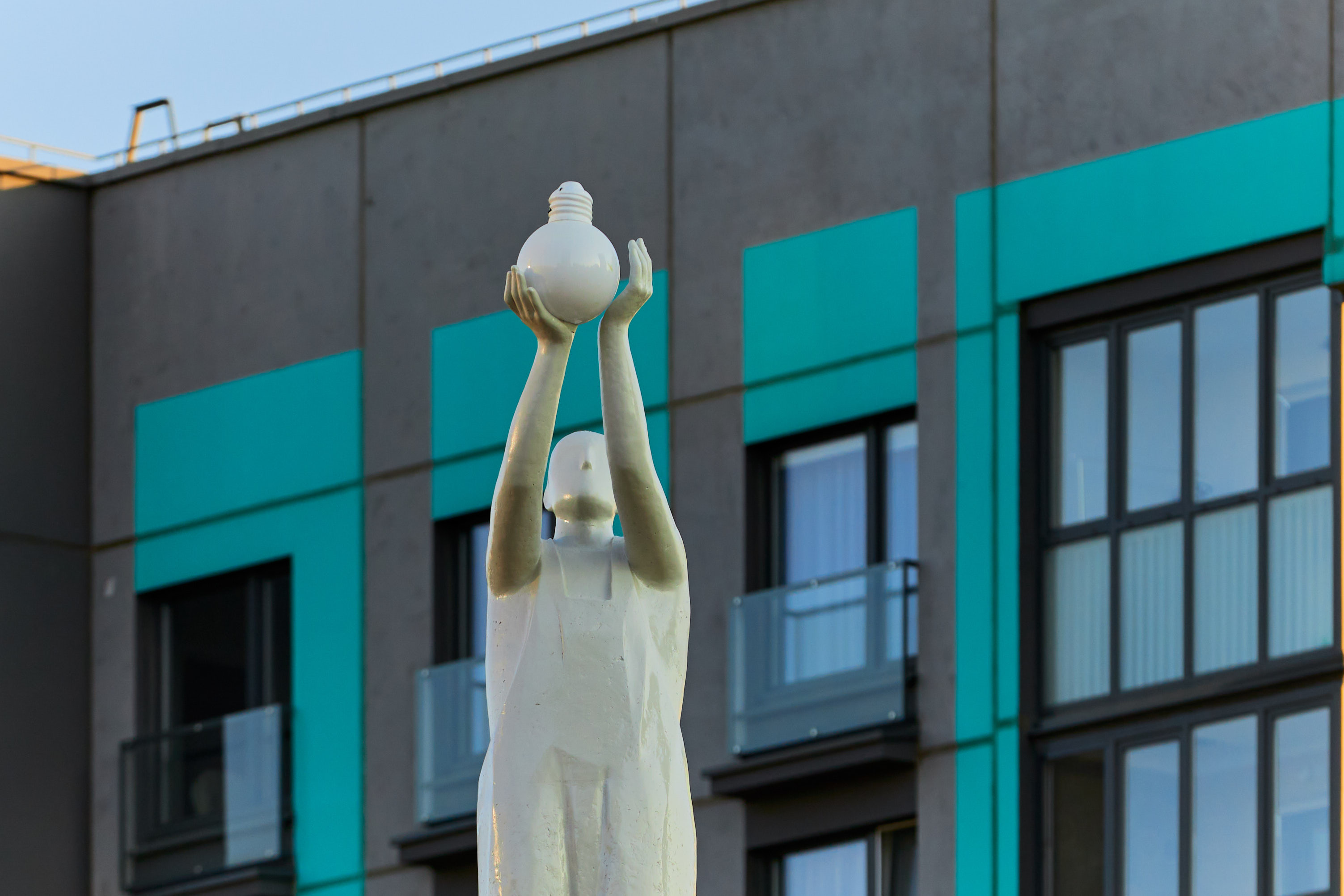 Объект искусства в мире жилой недвижимости: в Новой Боровой презентовали 2 арт-объекта «Меняем свет» и «Вверх»
