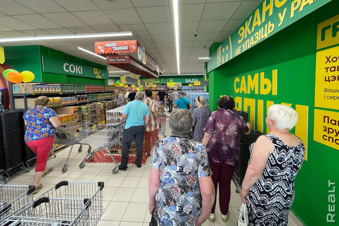 В Минске с очередями открылся самый большой жесткий дискаунтер «Грошык». Что там внутри?
