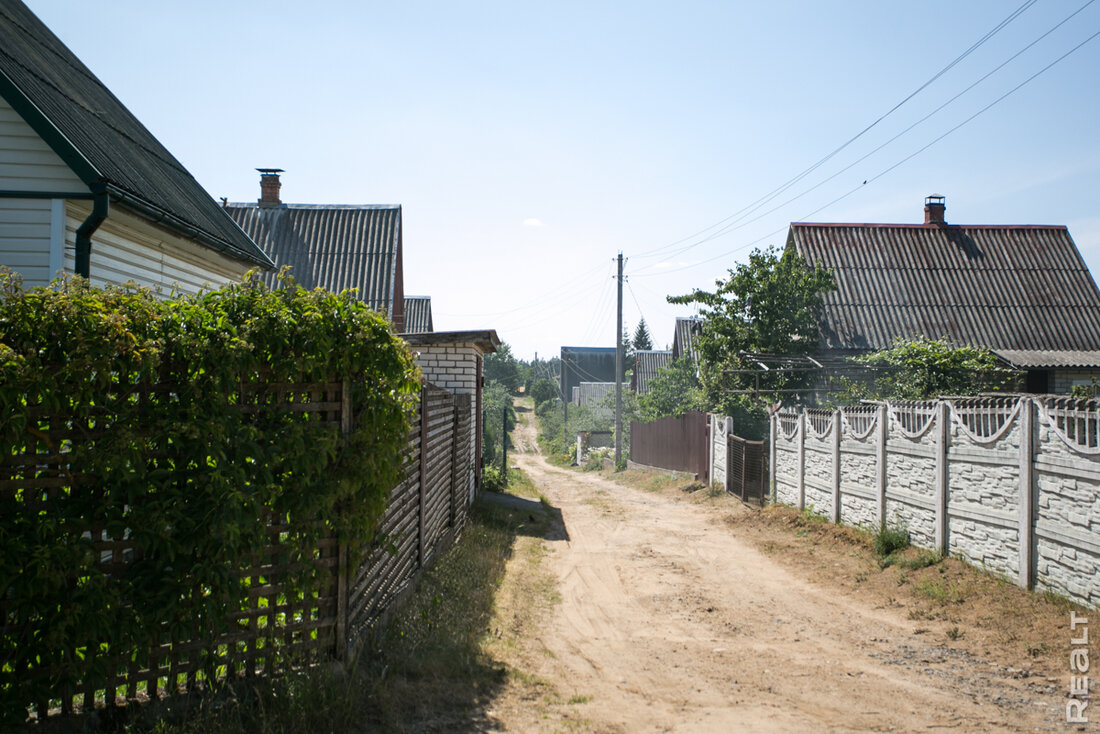 «А что еще надо дачнику?». Побывали в обжитом СТ со своим магазином и автобусной остановкой