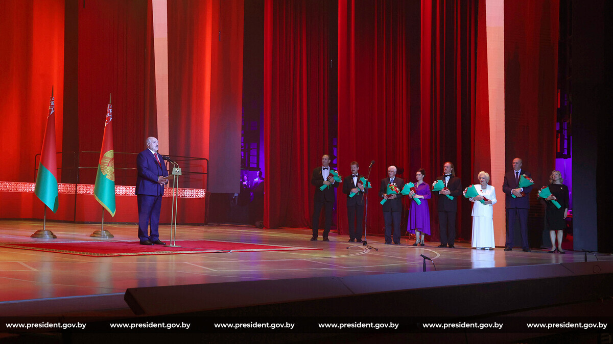 Лукашенко вручил госнаграды в День независимости Беларуси