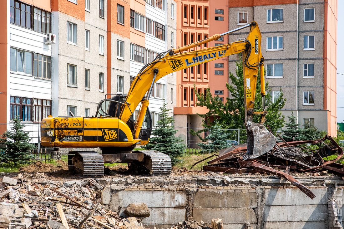 Решилась судьба загадочного коттеджа в Уручье. Посмотрели, как сносят легенду