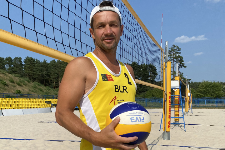 «Нужны две девушки и двое мужчин». Белорусским компаниям предложили сыграть в пляжный волейбол