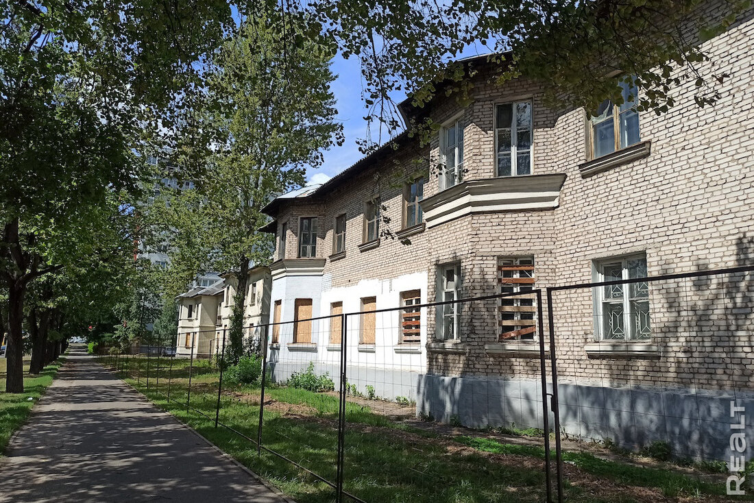 На Волгоградской активно строят первый дом на месте снесенных двухэтажек. Есть уже три этажа