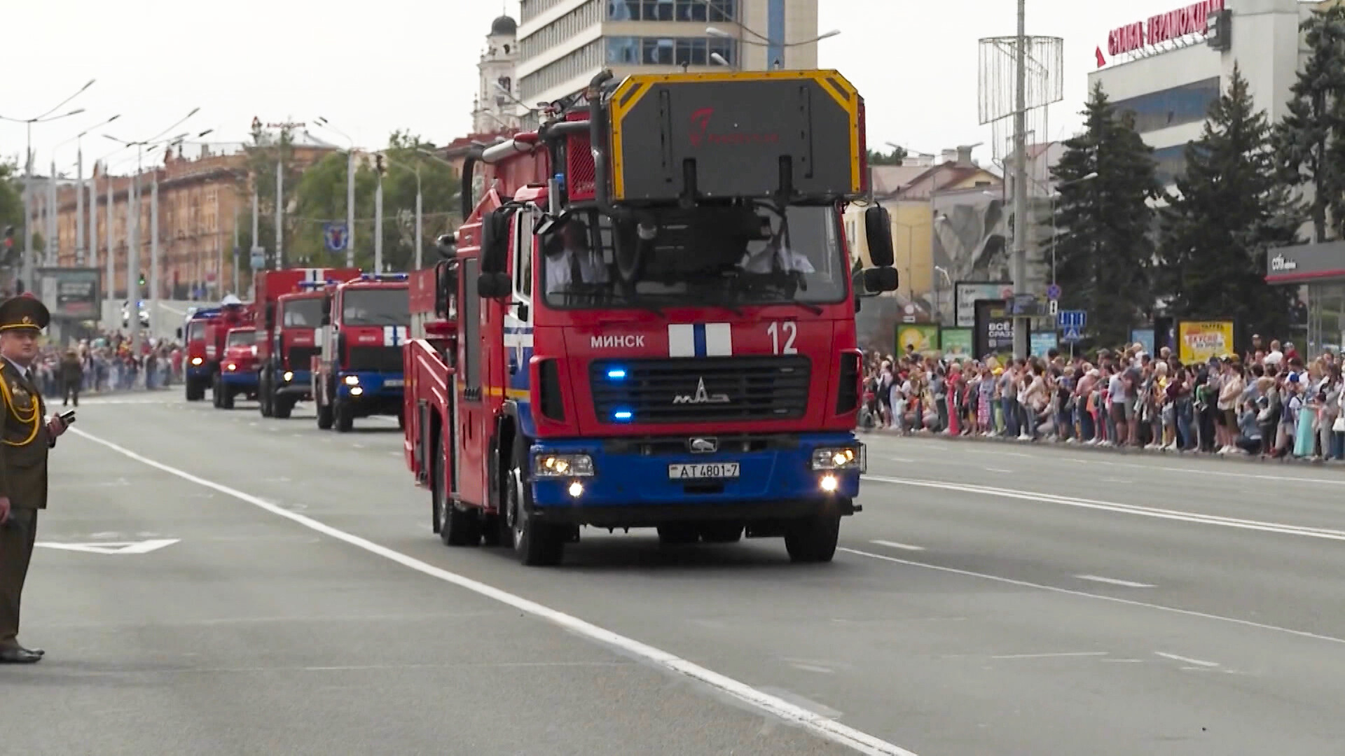 Парад техники прошел в Минске в честь юбилея пожарной службы Беларуси