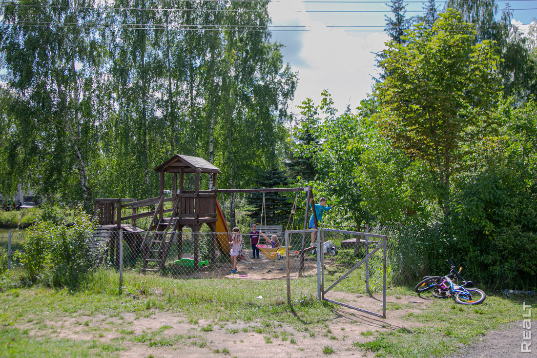 Сосновый лес и городской комфорт. Недалеко от Минского моря продают дом, в который можно въехать сразу после покупки
