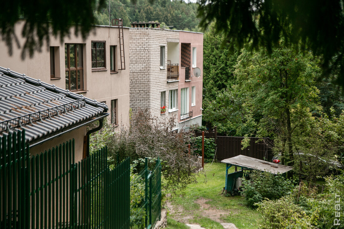 «Каждый этаж стоил 2 тысячи советских рублей». Побывали в очень необычном дачном поселке под Минском