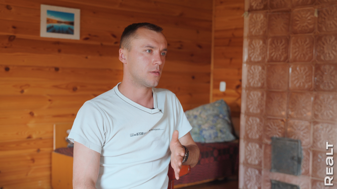 «Строили даже в мороз». Как сын вместе с отцом отремонтировали столетний дом у Голубых озер