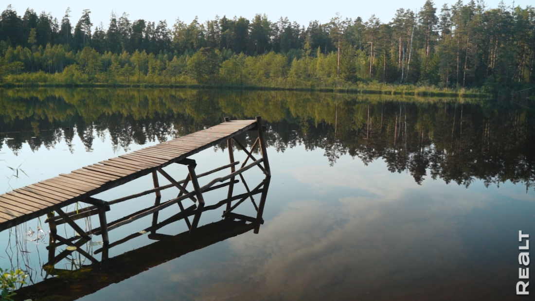 «Строили даже в мороз». Как сын вместе с отцом отремонтировали столетний дом у Голубых озер