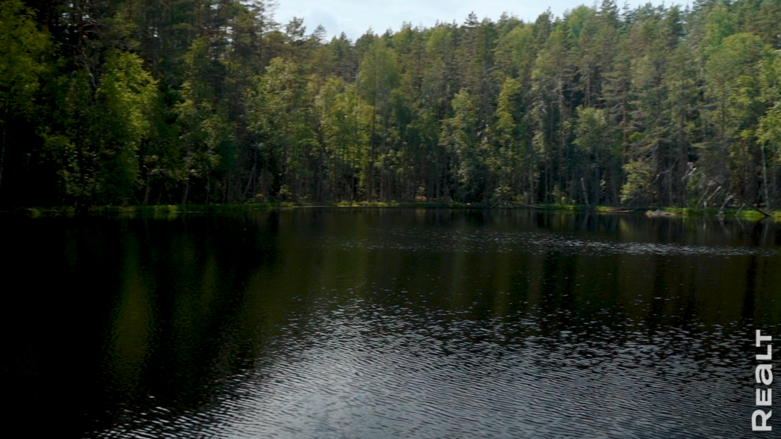 «Строили даже в мороз». Как сын вместе с отцом отремонтировали столетний дом у Голубых озер