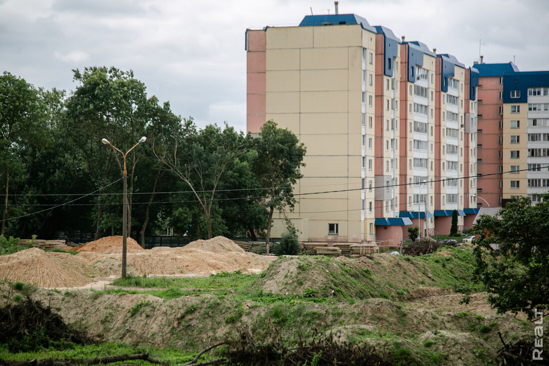 В пяти минутах от метро "Каменная Горка" начинают строить еще две многоэтажки. Показываем, где